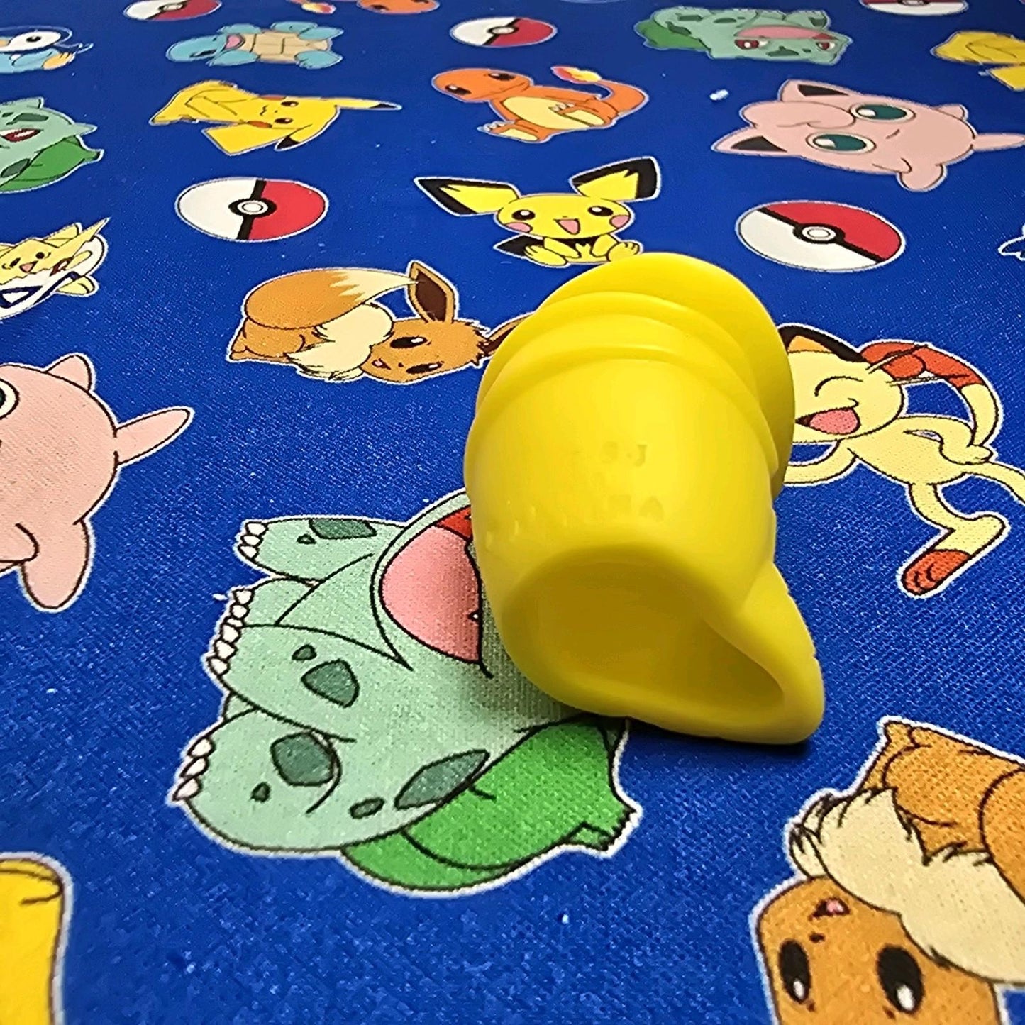 Pokemon Kakuna Figure Finger Puppet 1998 Nintendo Bandai PVC Vintage Japan USA
