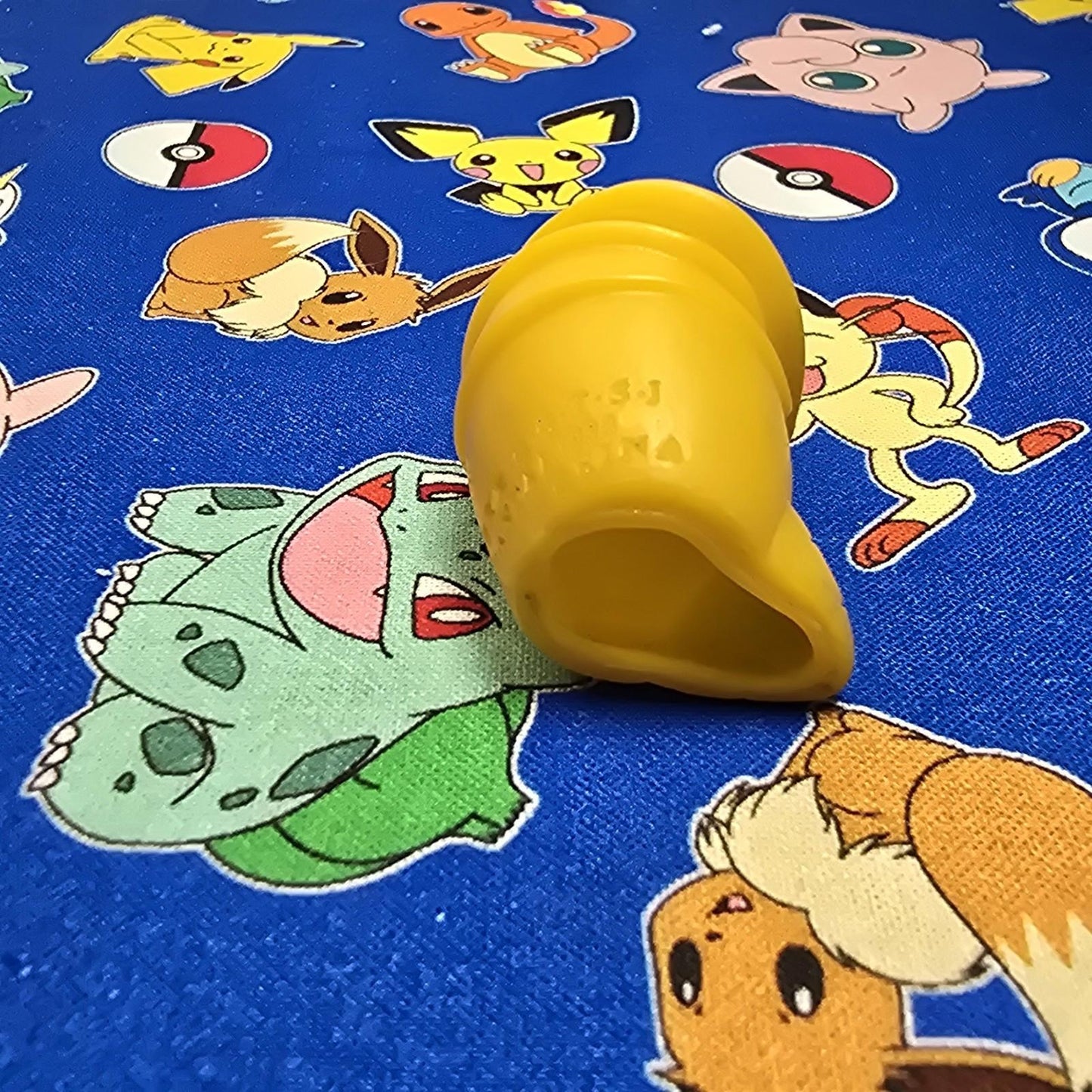 Pokemon Kakuna Dark Figure Finger Puppet 1998 Nintendo Bandai Vintage Japan USA
