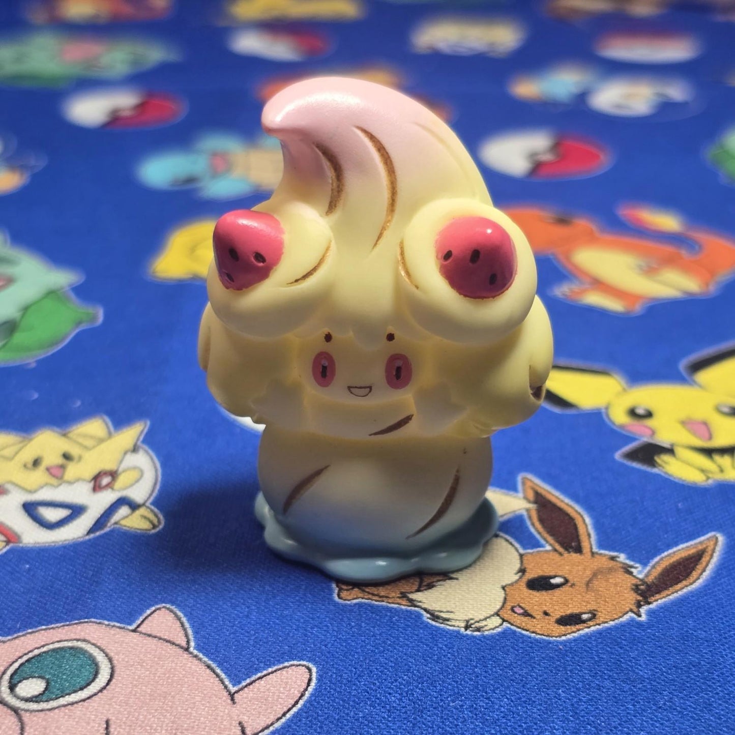 Pokemon Alcremie Shiny Rainbow Cream Figure Finger Puppet 2020 Nintendo Bandai