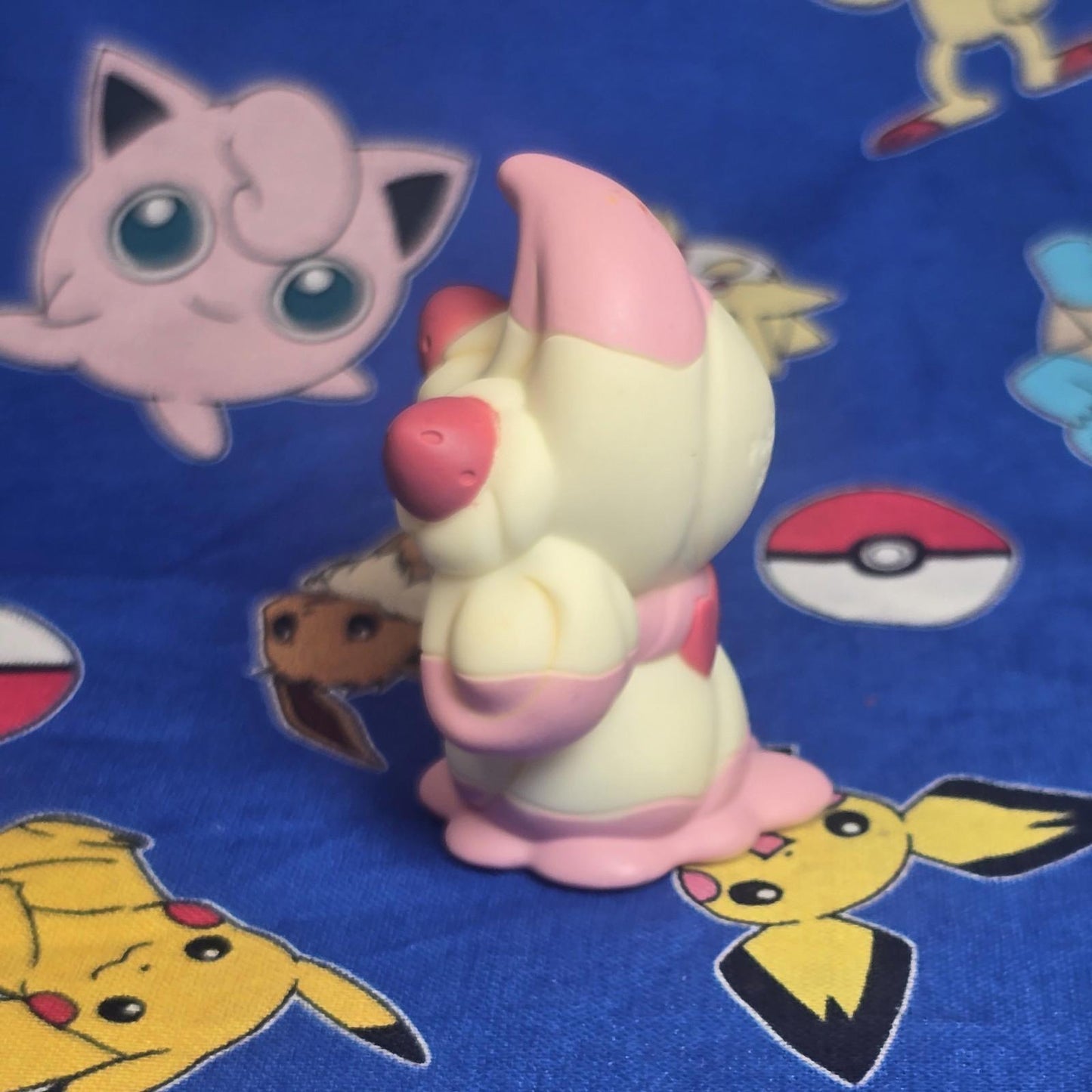 Pokemon Alcremie Ruby Swirl Figure Finger Puppet 2024 Nintendo Bandai Japan USA