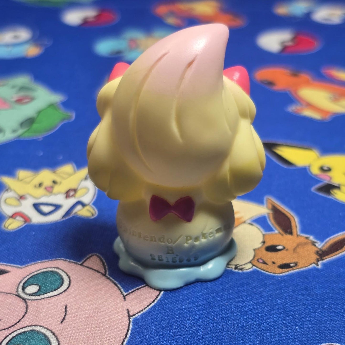 Pokemon Alcremie Shiny Rainbow Cream Figure Finger Puppet 2020 Nintendo Bandai